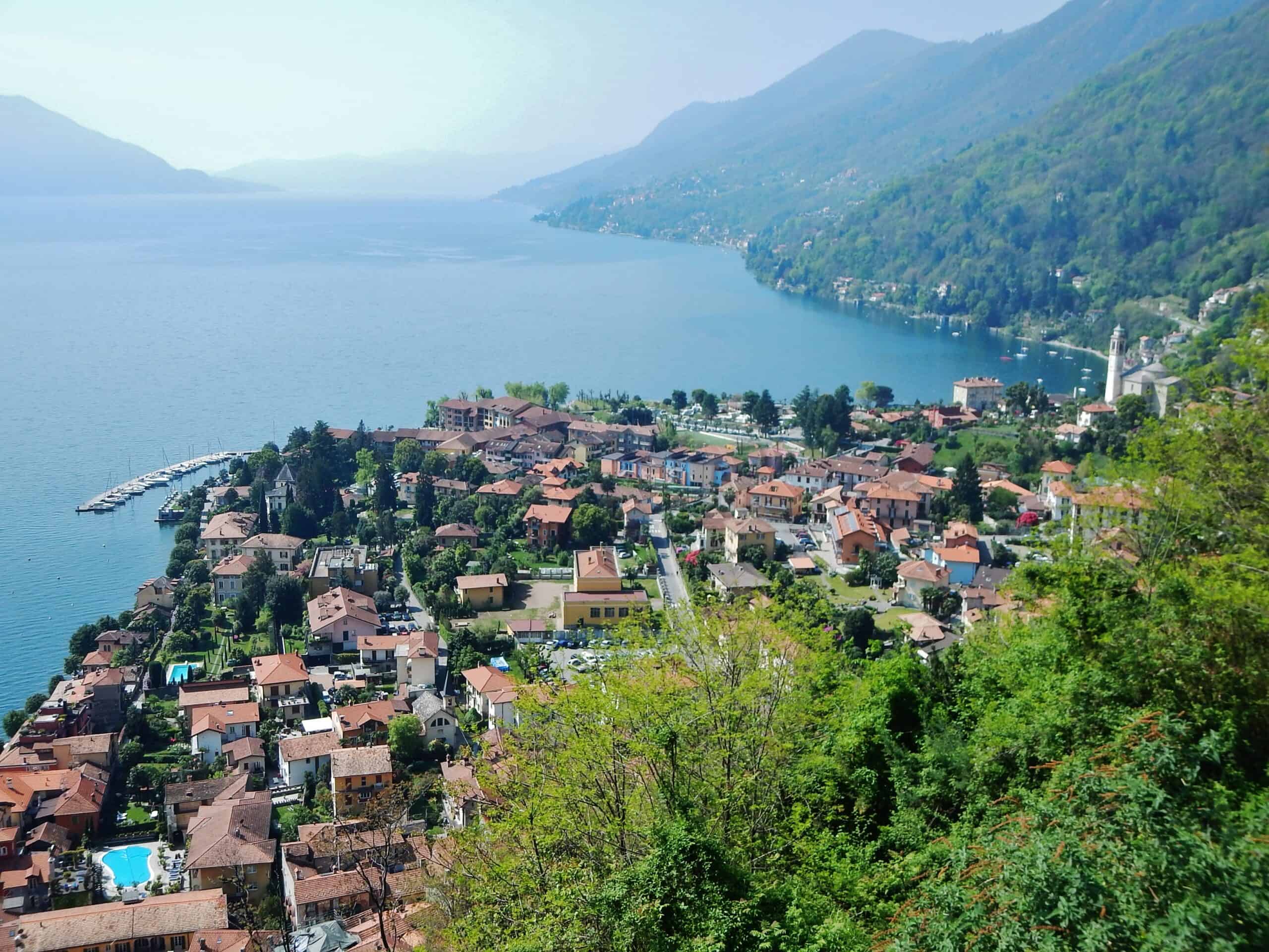 Vista di Cannero Riviera sul Lago Maggiore con i Castelli di Cannero