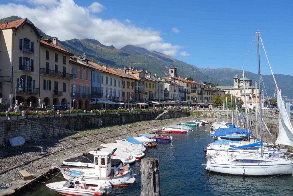 Lungolago di Cannobio sul Lago Maggiore con case porticate e barche