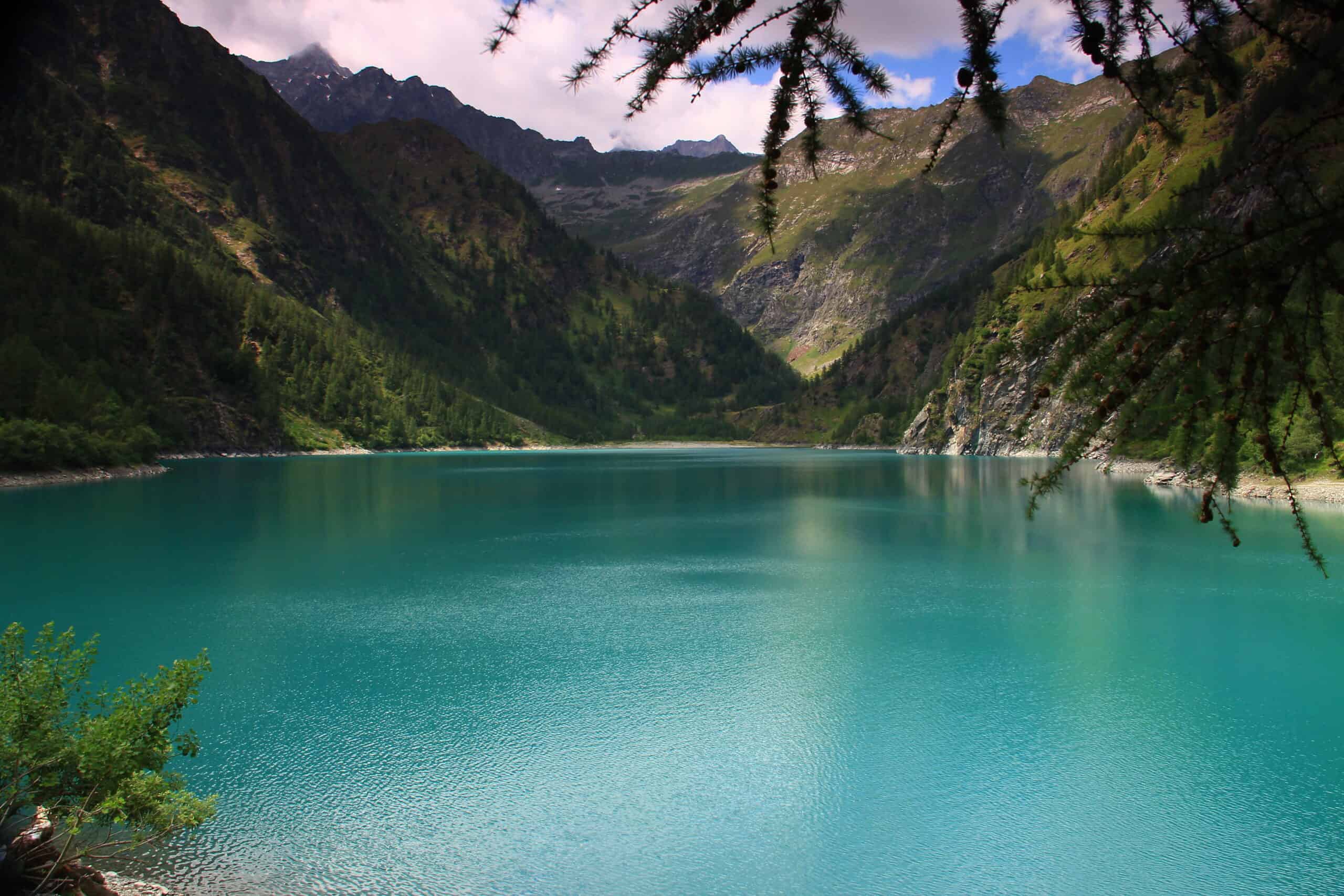 Lago alpino nella Valle Antrona in Val d'Ossola