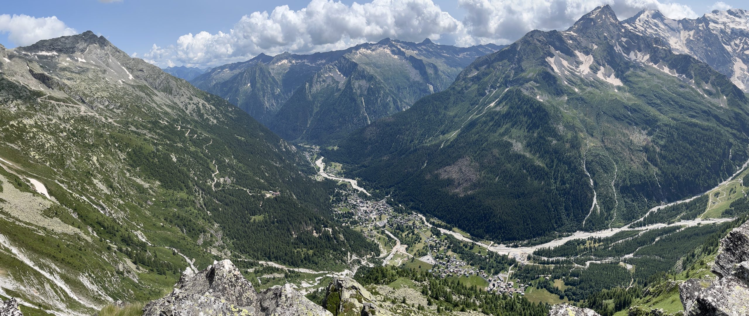 Il borgo walser di Macugnaga ai piedi del Monte Rosa