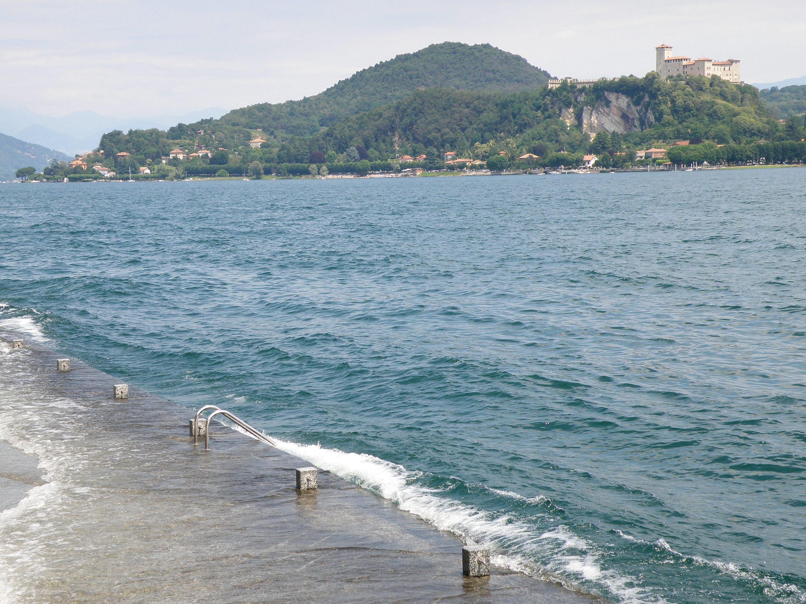 Il lungolago di Arona sul Lago Maggiore