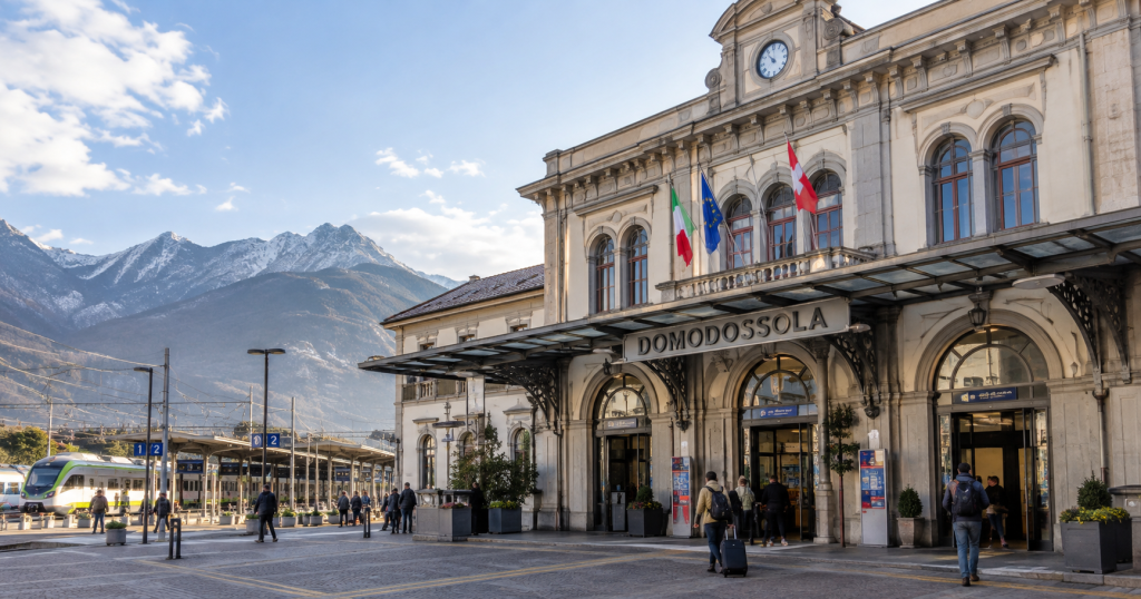 Stazione internazionale di Domodossola con contesto alpino sullo sfondo